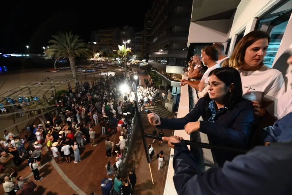 Carolina Darias da el pistoletazo de salida al tradicional Chapuzón de La Naval