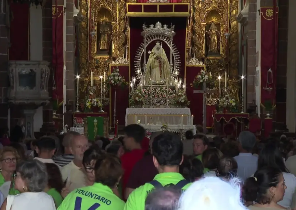 Peregrinos junto a la Patrona de Canarias