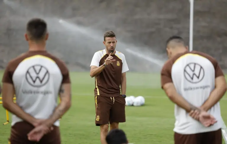 Luis García cree que Las Palmas tendrá que hacer «un gran partido» para ganar en Huesca
