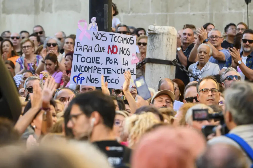 La consejera de Salud de Andalucía dimite por la crisis de los cribados del cáncer de mama. Arriba, imagen de la manifestación que protagonizaron varios miles de personas, en su mayoría mujeres ante la sede principal del Servicio Andaluz de Salud (SAS) en Sevilla por el programa de cribado del cáncer de mama. EFE/ Raúl Caro