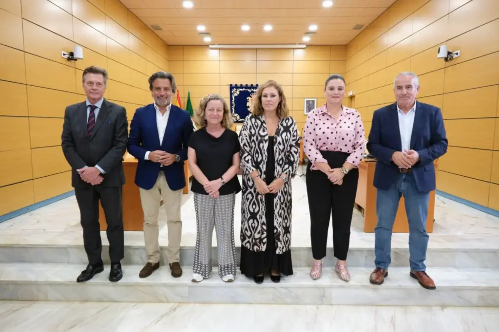 Fuerteventura acoge la reunión de la Mesa del Parlamento de Canarias. La presidenta del Parlamento de Canarias, Astrid Pérez (centro), junto a los miembros de la Mesa durante la reunión celebrada en la sede del Cabildo de Fuerteventura. Parlamento