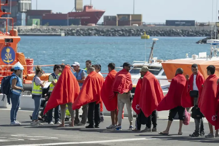 Autorizan el traslado de 140 menores migrantes de Canarias