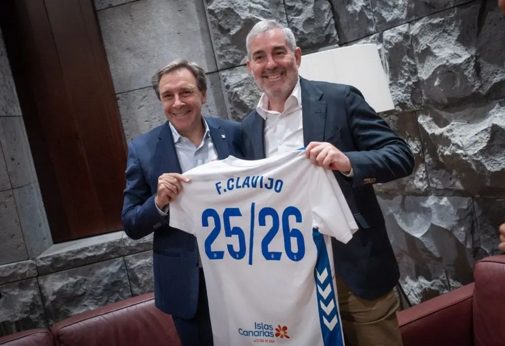 Felipe Miñambres hace entrega de una camiseta del CD Tenerife al presidente de Canarias, Fernando Clavijo. Imagen Presidencia del Gobierno