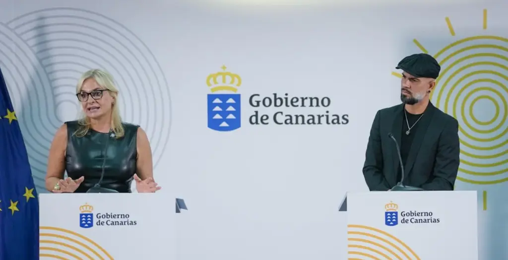La consejera de Sanidad, Esther Monzón, y el vocalista de Efecto Pasillo, Iván Torres, durante la presentación del videoclip 'A pie de vida'