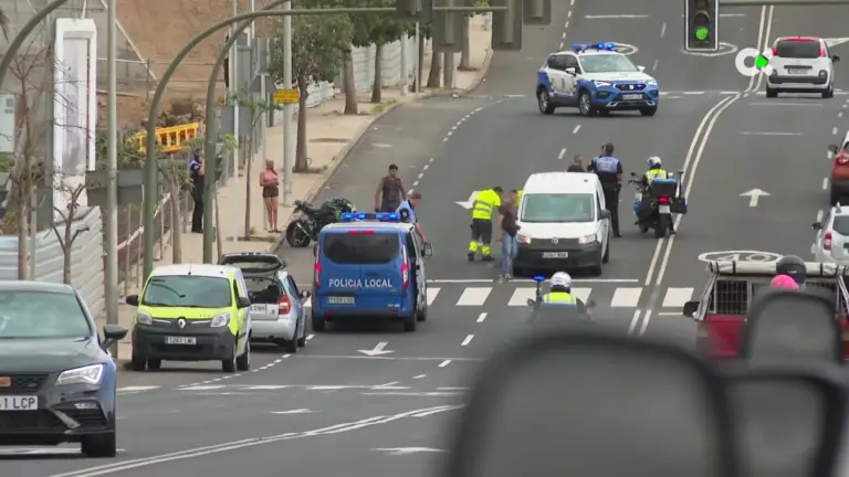 Un motorista, en estado crítico tras chocar contra un turismo en Santa Cruz de Tenerife
