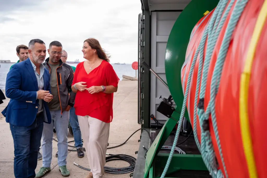 Nueva barrera oceánica de 600 metros refuerza anticontaminación en el puerto de Las Palmas. Imagen cedida por Puerto Las Palmas.