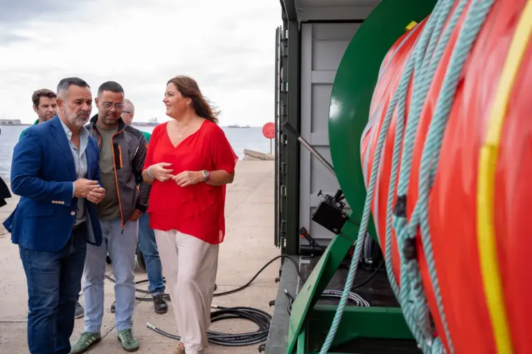 Nueva barrera oceánica de 600 metros de anticontaminación en el Puerto de Las Palmas