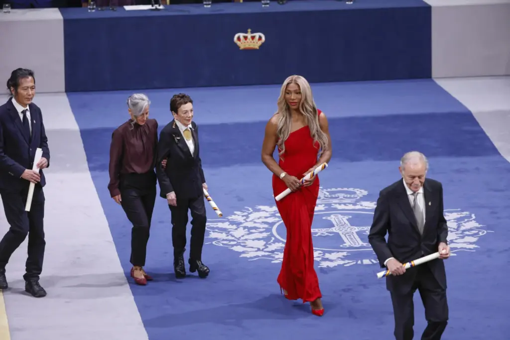 Felipe VI y la princesa Leonor reflexionan sobre la convivencia democracia y la diversidad en los Premios Princesa de Asturias 2025