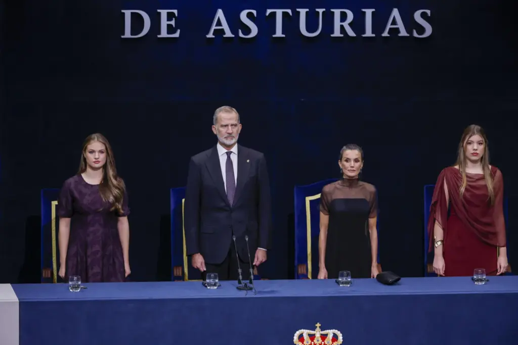 Felipe VI y la princesa Leonor reflexionan sobre la convivencia democracia y la diversidad en los Premios Princesa de Asturias 2025