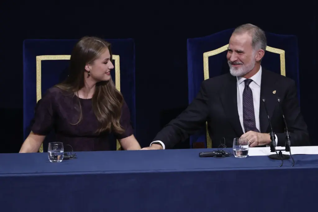 Felipe VI y la princesa Leonor reflexionan sobre la convivencia democracia y la diversidad en los Premios Princesa de Asturias 2025