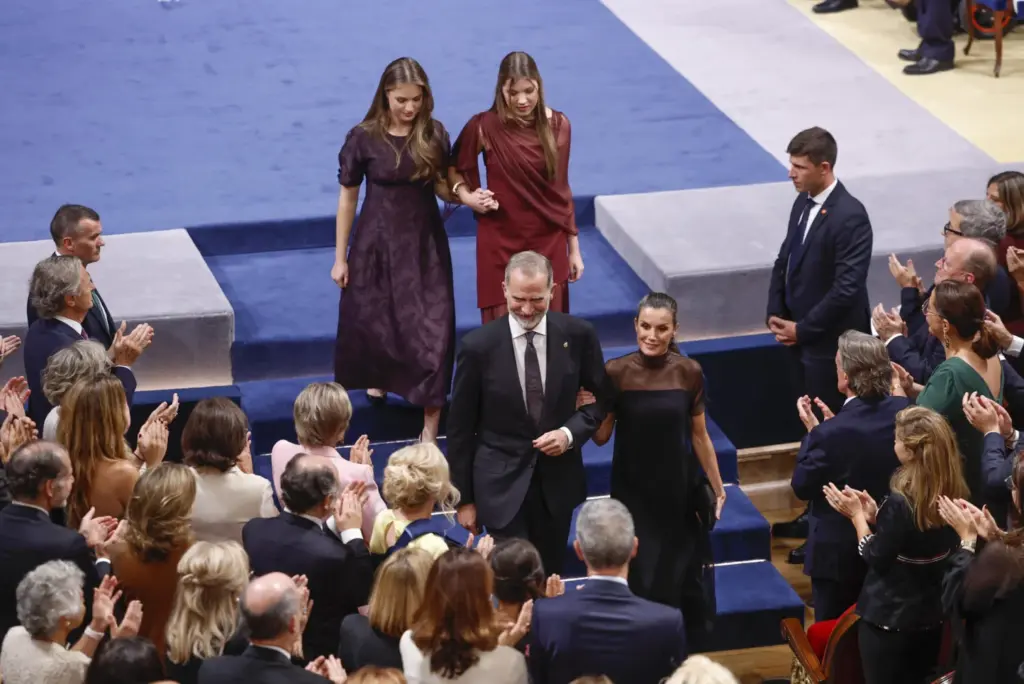 Felipe VI y la princesa Leonor reflexionan sobre la convivencia democracia y la diversidad en los Premios Princesa de Asturias 2025