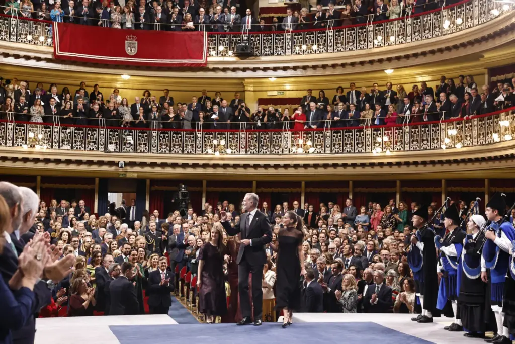 Felipe VI y la princesa Leonor reflexionan sobre la convivencia democracia y la diversidad en los Premios Princesa de Asturias 2025