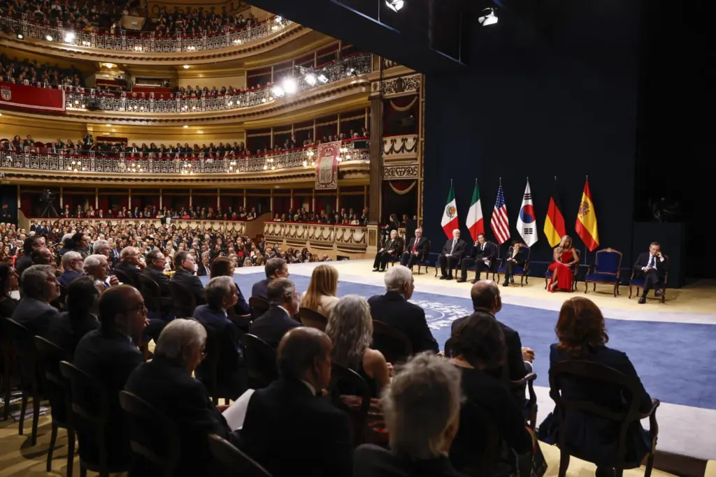 Felipe VI y la princesa Leonor reflexionan sobre la convivencia democracia y la diversidad en los Premios Princesa de Asturias 2025