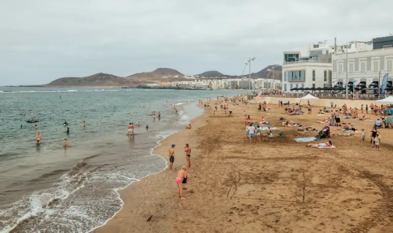 Asegurado el mantenimiento del muro de la playa de Las Canteras durante cuatro años más