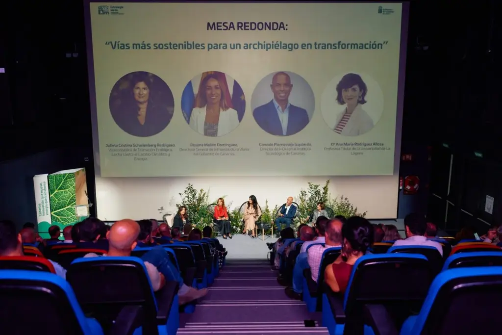 Canarias planea instalar placas solares en glorietas y carreteras. Presentación del proyecto Estrategia Verde Gobierno de Canarias. Imagen cedida por el Gobierno de Canarias