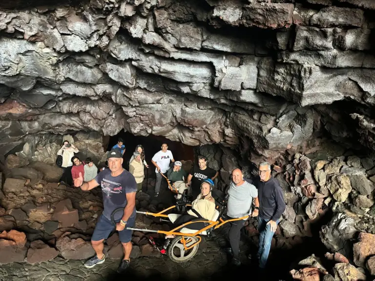 Llegan por primera vez en silla de ruedas al corazón de la Cueva de los Verdes