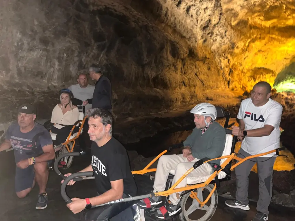 la adaptación de sillas especiales Joëlette, que han permitido a Gerardo y Naiara recorrer un tramo significativo de la Cueva