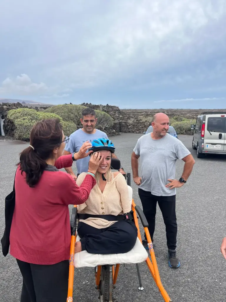 Naiara antes de entrar a la Cueva de Los verdes