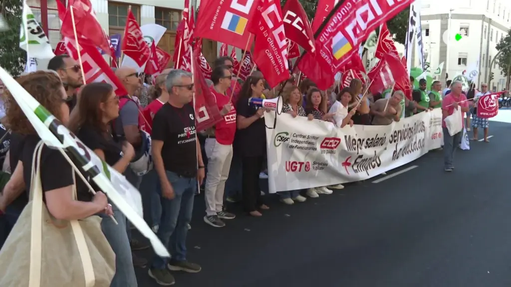 Los sindicatos harán huelga en diciembre si no hay mejoras para el empleo público. Imagen de la protestas deempleados públicos en Canarias. RTVC.