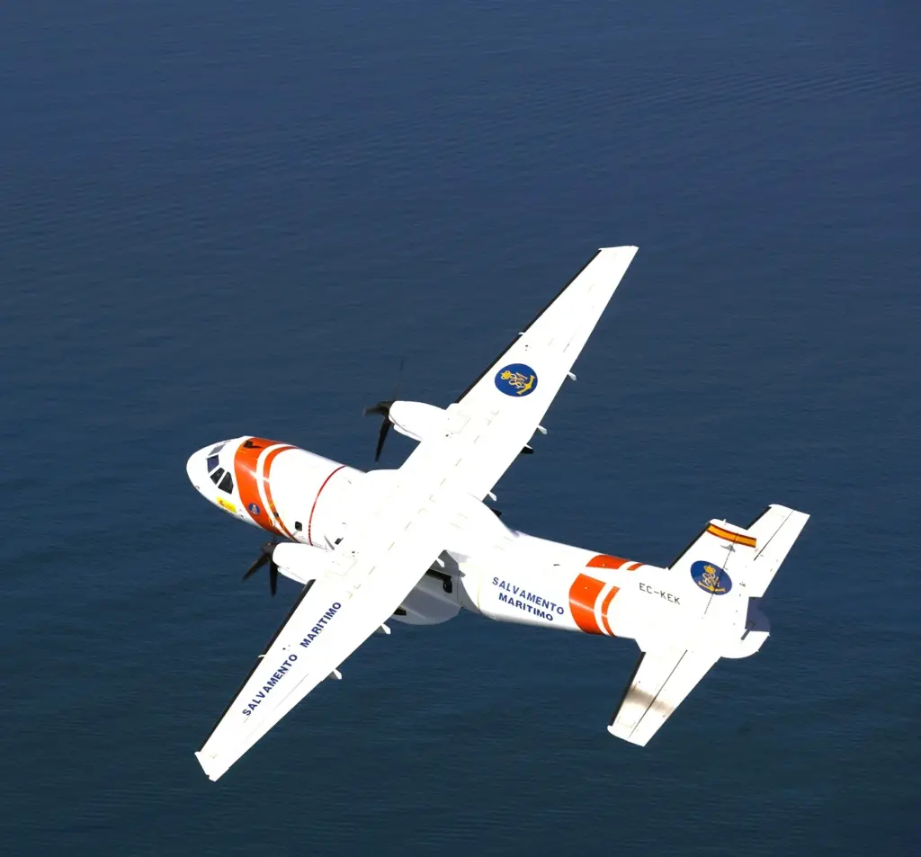 Durante horas estuvo desplegado el dispositivo de búsqueda / En la imagen avión de Salvamento Marítimo 