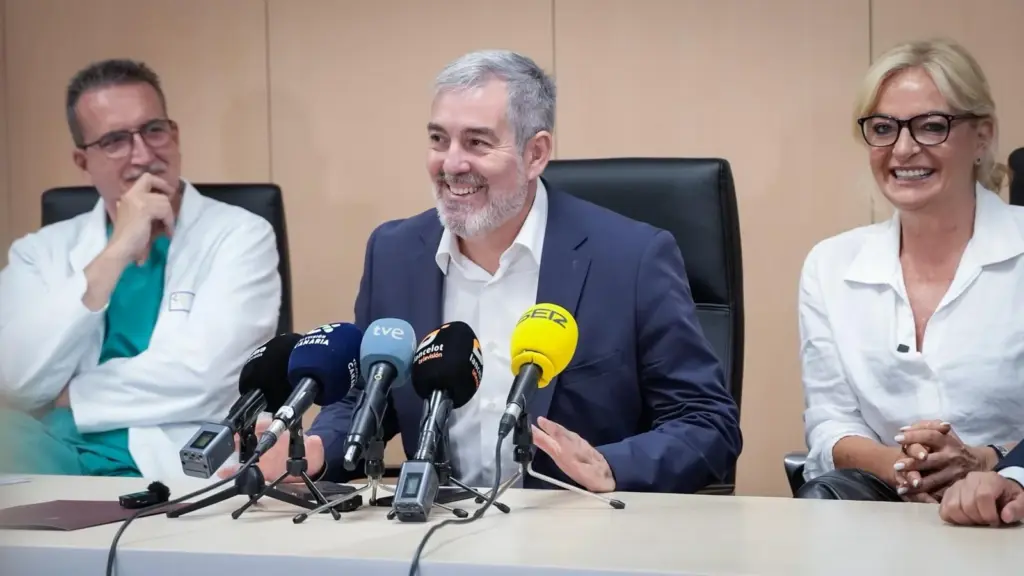 Fernando Clavijo en la comparecencia tras visitar al equipo de cirugía robótica del Hospital Molina Orosa de Lanzarote