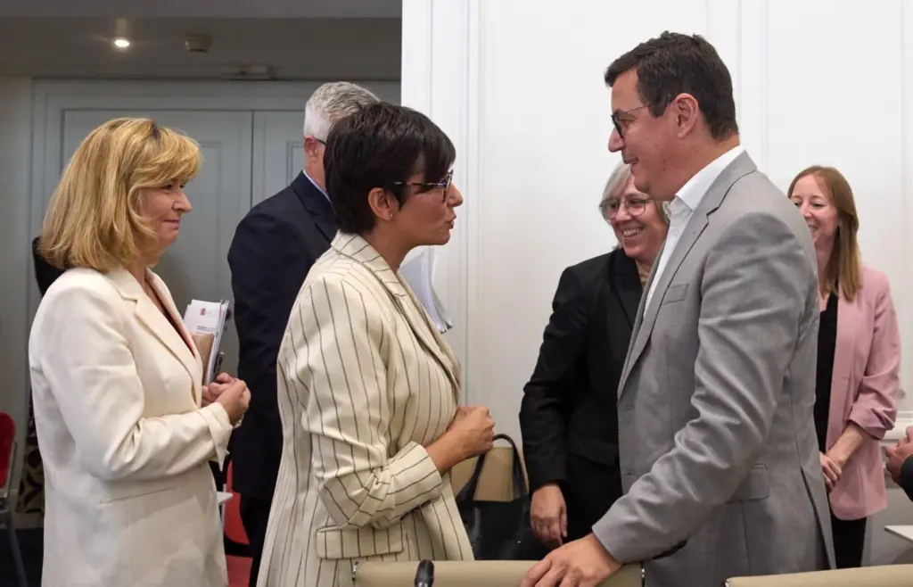 En la imagen el consejero de Obras Públicas, Vivienda y Movilidad, Pablo Rodriguez (d) y la Ministra de Vivienda, Isabel Rodríguez (c). Imagen Gobierno de Canarias