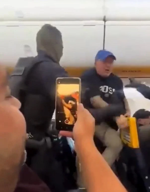 Imagen del vídeo de la red social TikTok de Tania Nichols, la pasajera del vuelo