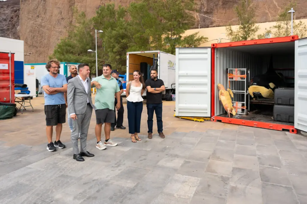 Teodoro Sosa, alcalde de Gáldar, los concejales Valeria Guerra y Ulises Miranda, junto a personal de la película Mareas Negras en Sardina