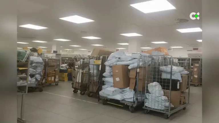 Cientos de paquetes y notificaciones judiciales esperan ser repartidos en las oficinas de Correos de Tenerife