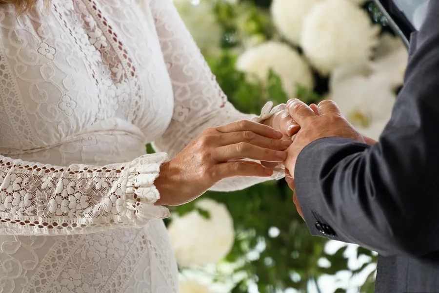 Canarias baja al cuarto puesto del país en rupturas matrimoniales. Una pareja en el día de su boda, en una imagen de archivo. EFE/EPA/Paul Braven