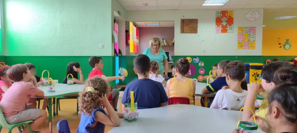 Una vecina explica en la ludoteca en qué consisten las tradiciones rambleras del 1 de noviembre