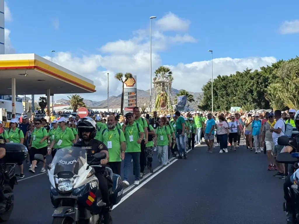 La Virgen de Candelaria continúa su peregrinación hacia Santa Cruz tras su visita en el Hospital Universitario