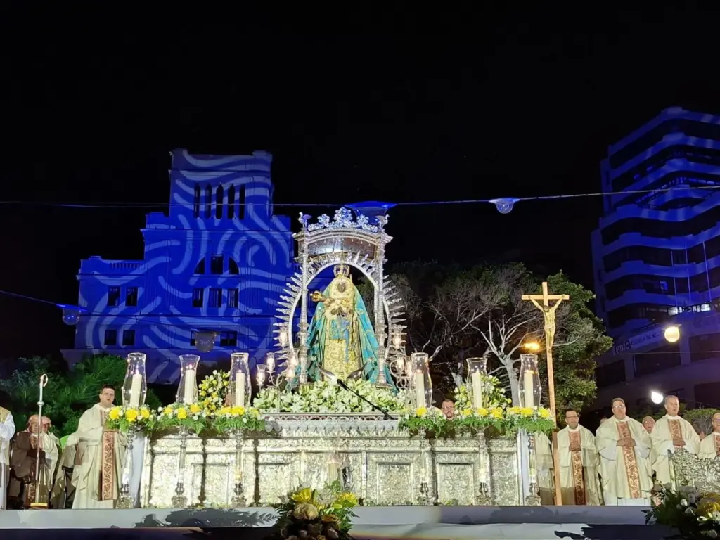 La Virgen de Candelaria en la Plaza de España en Santa Cruz de Tenerife