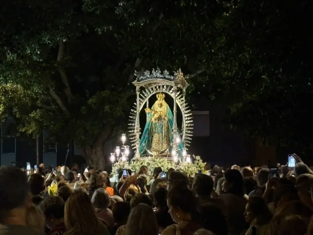 Cientos de personas acompañaron a la Virgen de Candelaria en su parada en la Cruz del Señor / RTVC