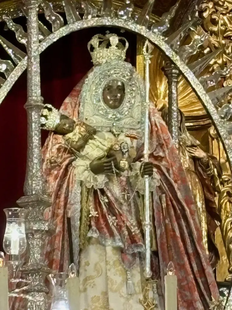 Detalle de la Virgen de Candelaria en la Iglesia de La Concepción durante su visita a Santa Cruz de Tenerife / 23 octubre 2025 / Virginia Gallo 