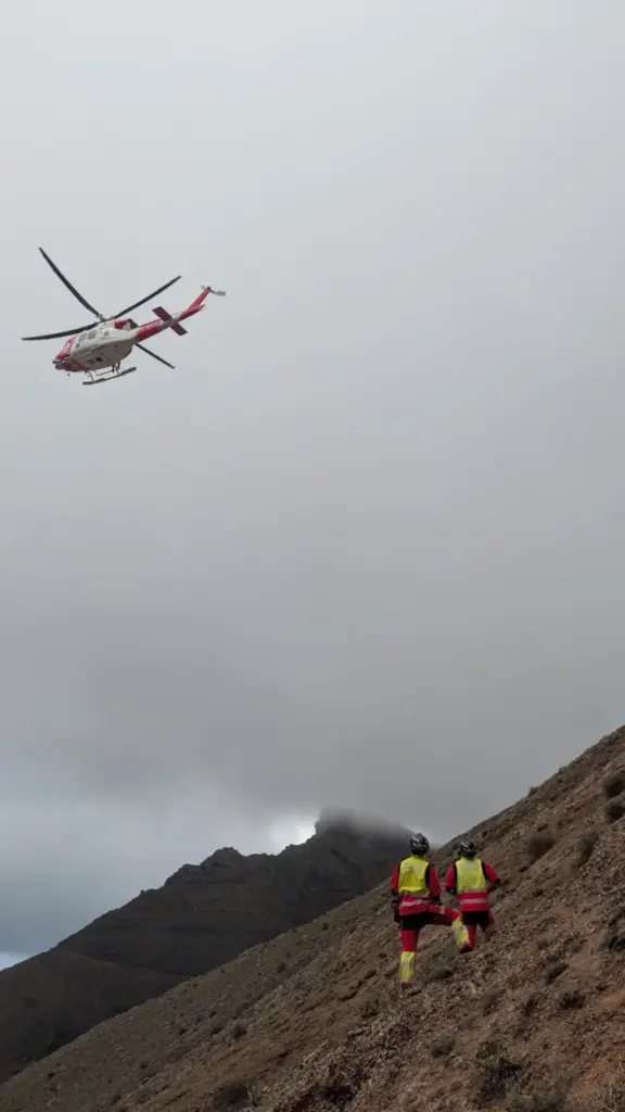 Helicóptero en las labores de rescate del accidente en el barranco de La Poceta, en Teguise, en el que murió un joven de 25 años