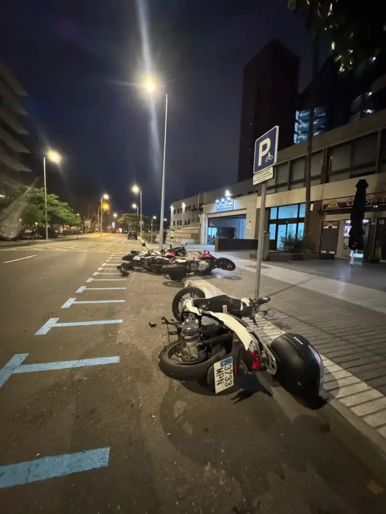 Un hombre tira al suelo varias motos frente a la Supercomisaría y se da al la fuga
