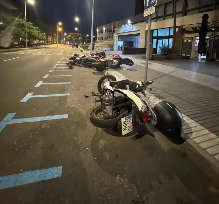 Arrolla varias motos frente a la Supercomisaría y se da a la fuga