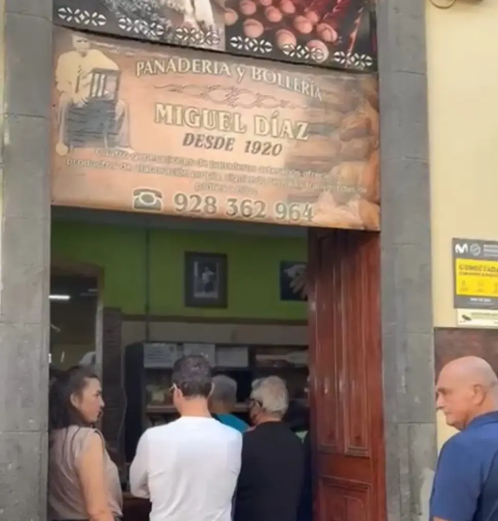 Cierre de la panadería Miguel Díaz, abierta en 1920, por no tener licencia de apertura. RTVC