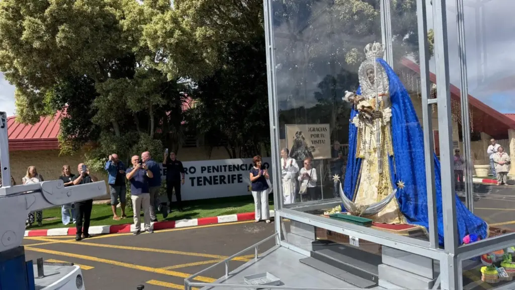La imagen de la Virgen de Candelaria tras su visita a la prisión Tenerife II