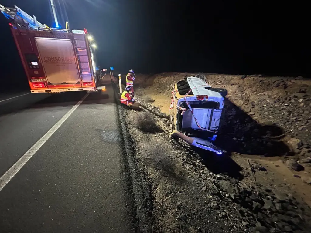 El taxi quedó volcado lateralmente tras salirse de la vía en la LZ-2 / Consorcio de Seguridad y Emergencias de Lanzarote 
