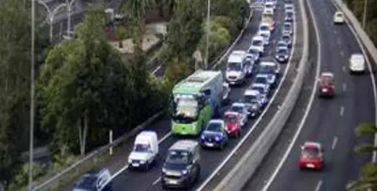 Mañana complicada en la TF-5 con tres accidentes que dejan importantes retenciones