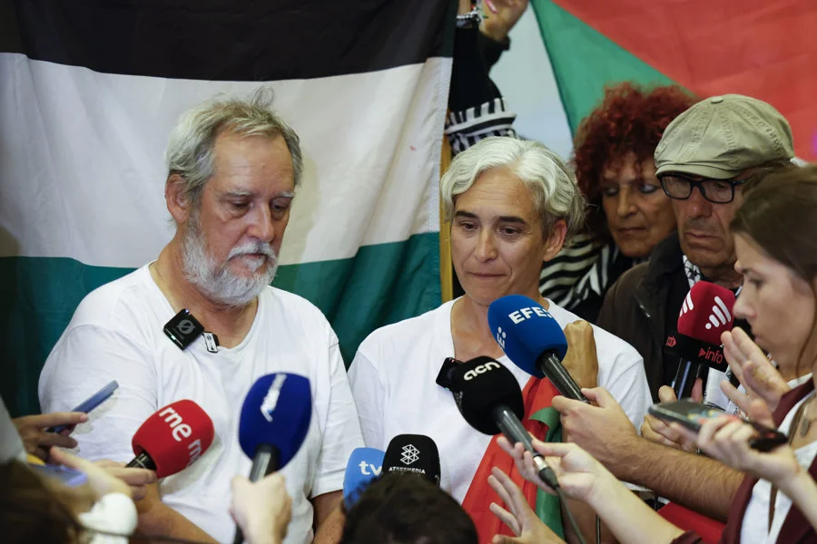 La exalcaldesa de Barcelona Ada Colau, en sus primeras declaraciones al llegar al Aeropuerto de Barcelona-El Prat, junto al concejal barcelonés de ERC Jordi Coronas, tras ser liberados por Israel / EFE / Toni Albir