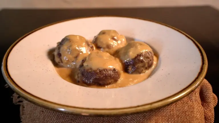 Albóndigas rellenas con salsa de queso azul | Receta ‘Como en casa’