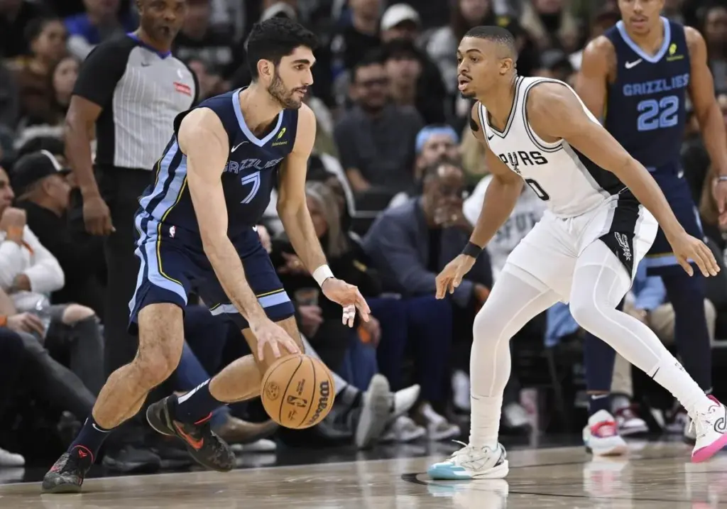 Santi Aldama debuta con un casi doble-doble en su quinta pretemporada NBA