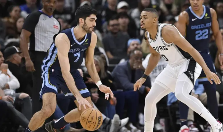 Santi Aldama debuta con un casi doble-doble en su quinta pretemporada NBA