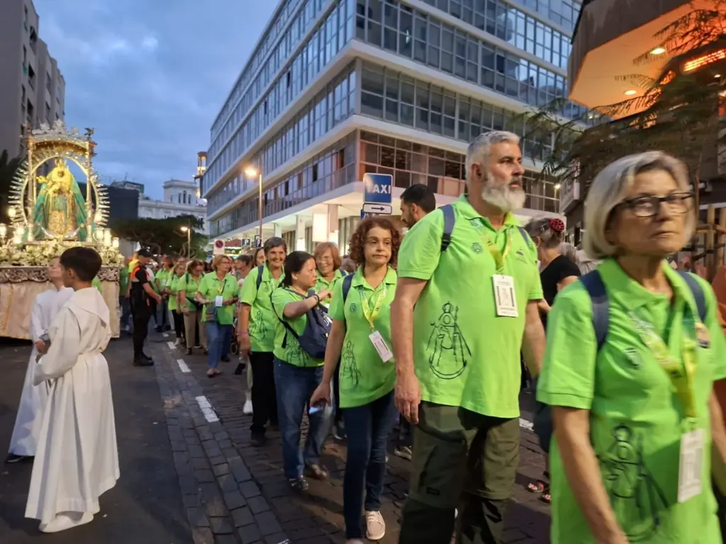 Avance de la Virgen de Candelaria por las calles de Santa Cruz de tenerife / Ángel Muñiz