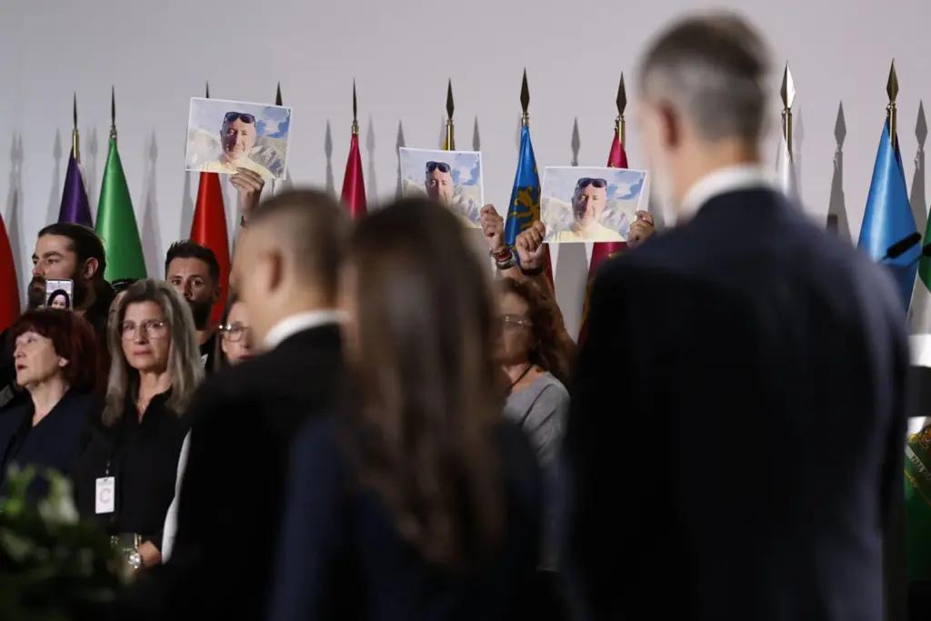 Varios de los familiares de las 237 víctimas de la dana muestran fotografías de los seres queridos fallecidos durante el funeral de Estado celebrado este miércoles en Valencia con motivo del primer aniversario de la tragedia.