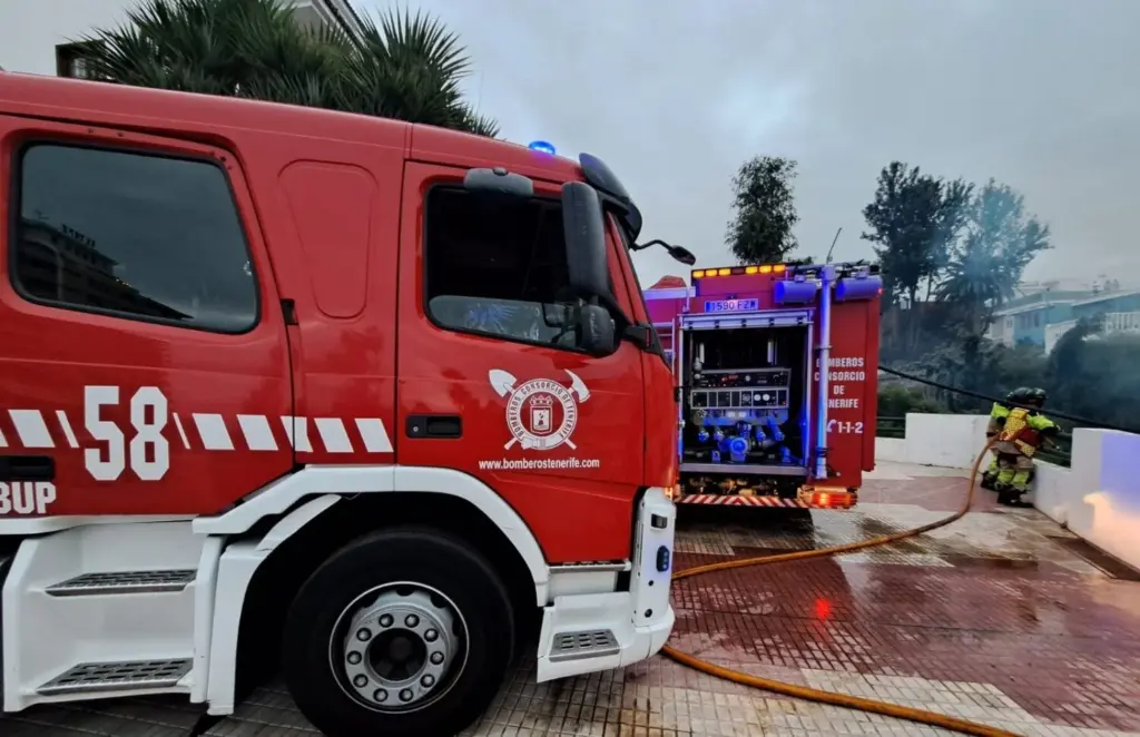 Los Bomberos de Tenerife actúan en el incendio del barranco Martiánez, en Puerto de la Cruz