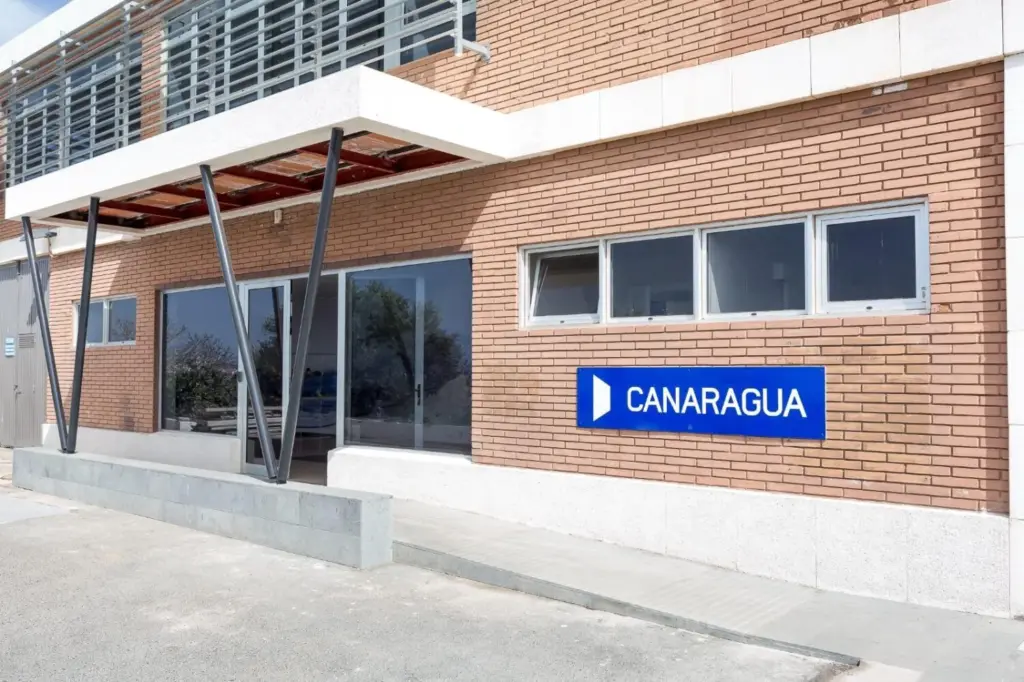 Canaragua es la principal compañía de gestión del ciclo del agua en Canarias y pertenece al grupo Veolia, que ahora se queda con el 55 % del accionariado frente al 45 % de los empresario canarios